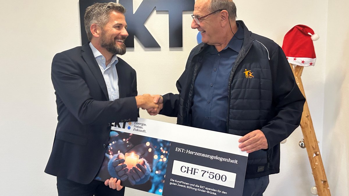 «Freude teilen heisst Freude vervielfachen»: Ivo Zillig, CEO der EKT-Gruppe (links) übergibt den Check in der Höhe von 7500 Franken an Thomas Engeli, Gründer der Stiftung «Kinder-Brücke».