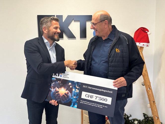 «Freude teilen heisst Freude vervielfachen»: Ivo Zillig, CEO der EKT-Gruppe (links) übergibt den Check in der Höhe von 7500 Franken an Thomas Engeli, Gründer der Stiftung «Kinder-Brücke».